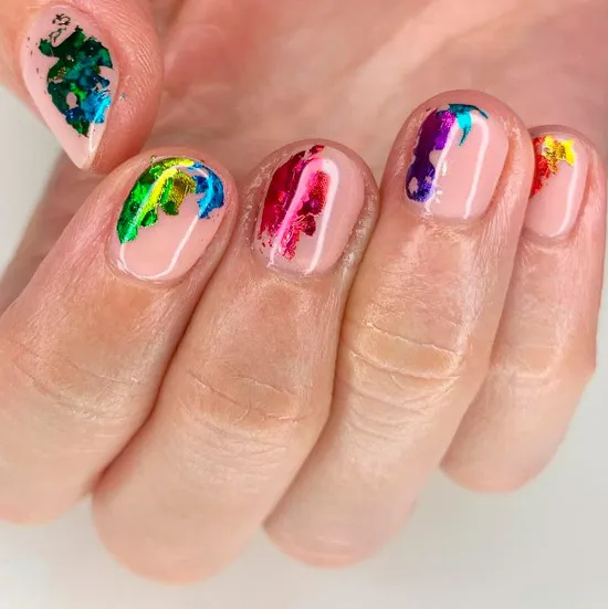 Цветной маникюр с разноцветной фольгой на коротких ногтях