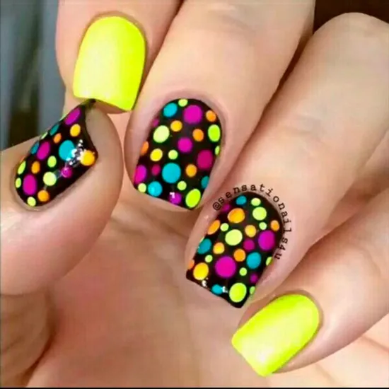 Яркий желто черный маникюр с разноцветными точками на квадратных ногтях средней длины
