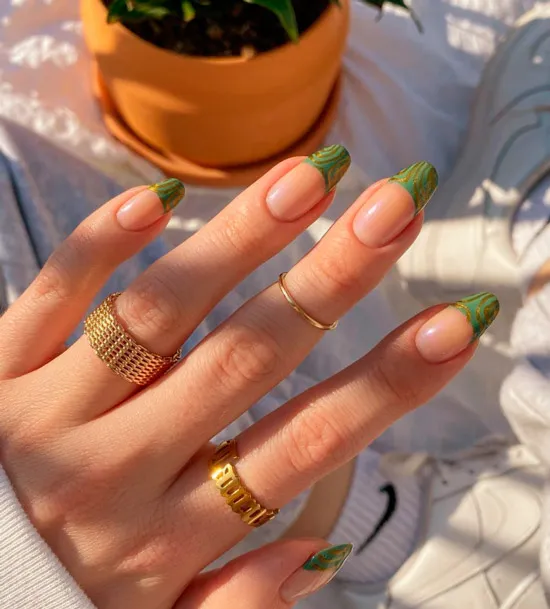 Зеленый френч с золотыми линиями на длинных натуральных ногтях