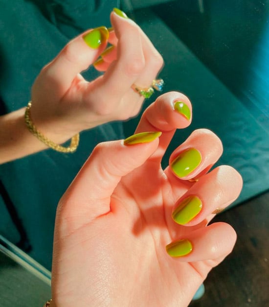 классический зеленый маникюр на коротких натуральных ногтях