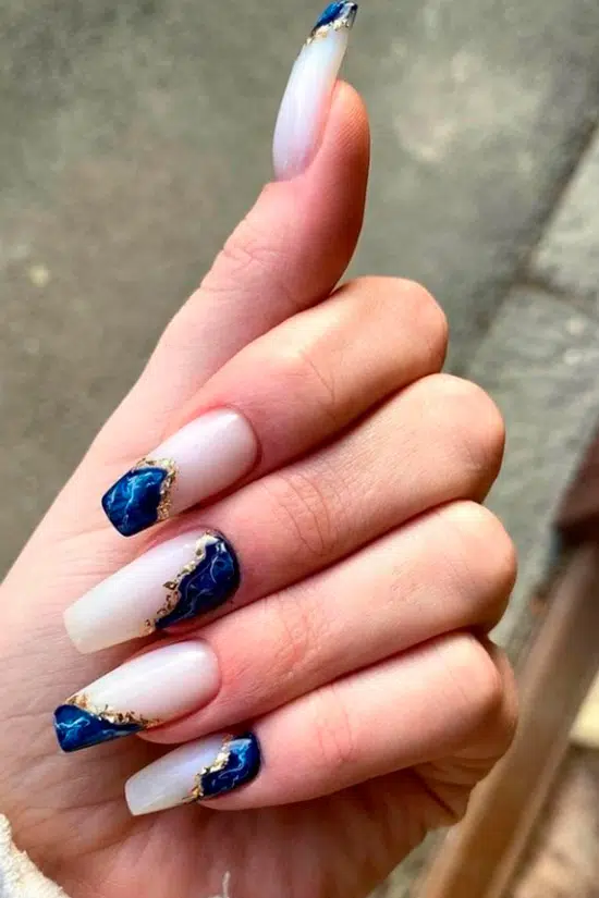 Белый маникюр с синим морским принтом на длинных ногтях