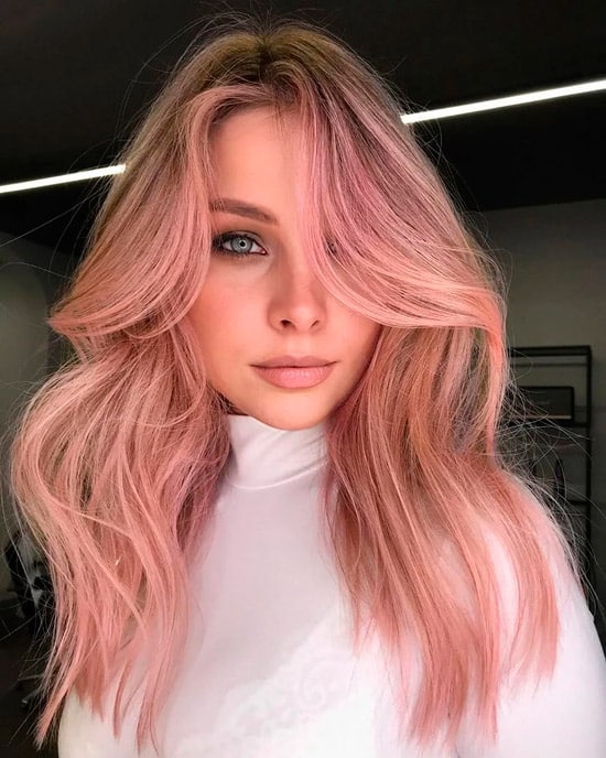 Девушка с длинными волосами розового оттенка
