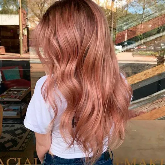 Девушка с длинными волосами с розовым оттенком