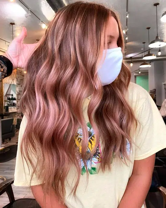 Девушка с розовыми прядями на длинных ухоженных волосах