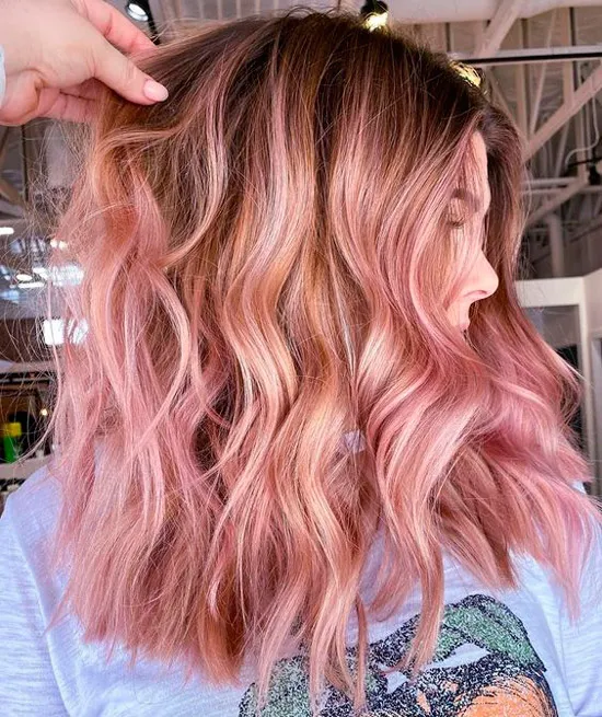 Девушка с розовыми волосами с пляжными волнами