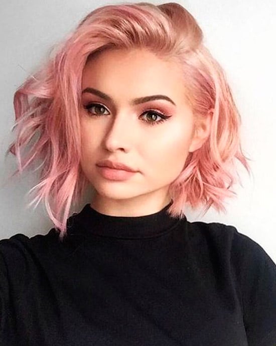 Девушка с воздушными розовыми волосами