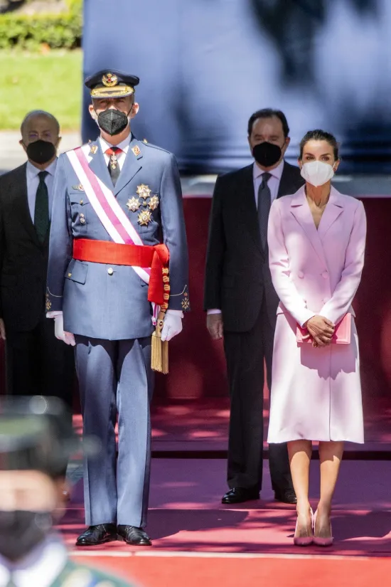 Королева Летиция в розовом фраке на параде в Мадриде