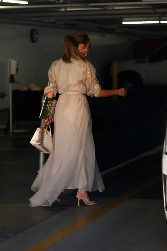 Дженнифер Лопес в длинном бежевом платье