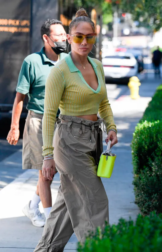 Дженнифер Лопес в зеленом топе и брюках