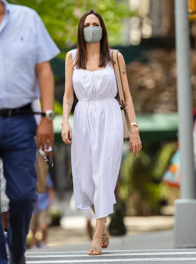 Анджелина Джоли в летнем льняном платье