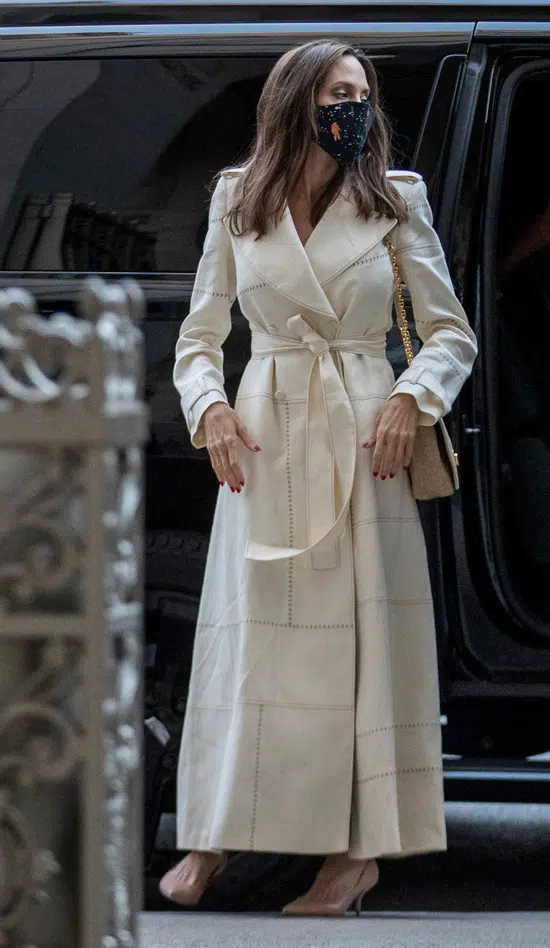 Анджелина Джоли в пальто и кремовых лодочках