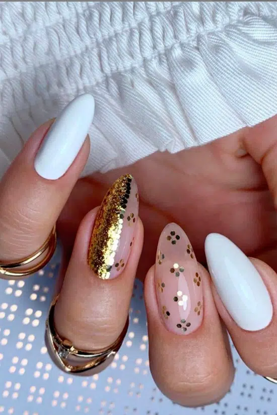 Шикарный белый маникюр с золотыми блестками на овальных ногтях
