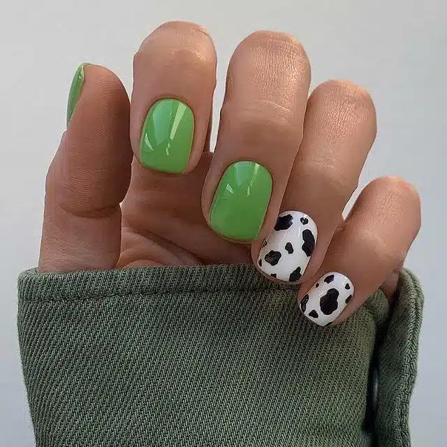 Бело-зеленый маникюр с коровьим принтом на коротких ногтях