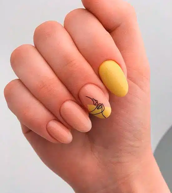 Бежево желтый маникюр с узором на овальных натуральных ногтях