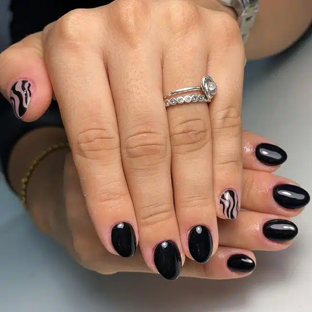 Черный глянцевый маникюр на коротких овальных ногтях