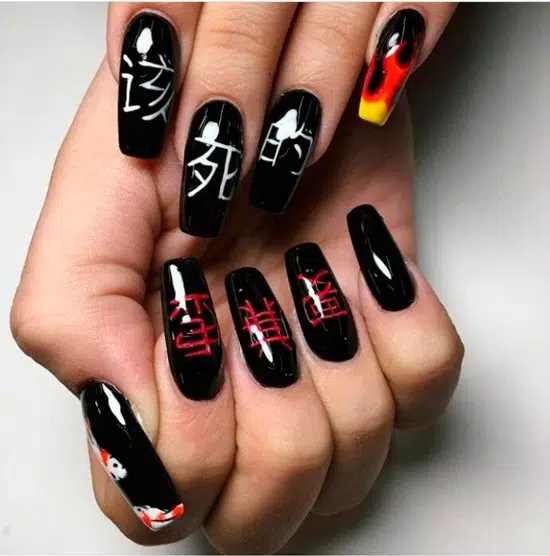 Черный глянцевый маникюр с японскими иероглифами на длинных ногтях