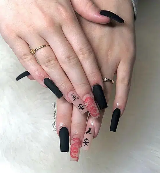 Черный маникюр с принтом и иероглифами на длинных квадратных ногтях