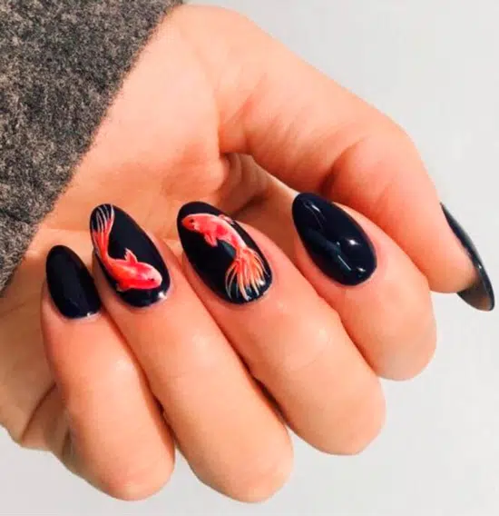 Черный маникюр с яркими рыбами на овальных ногтях средней длины