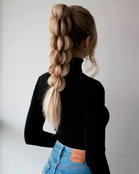 Девушка с длинными светлыми волосами собранные в пышный хвост
