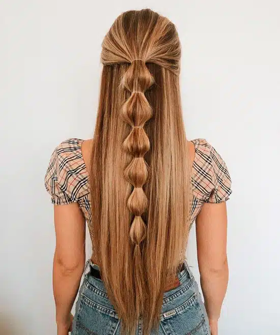 Девушка с длинными ухоженными волосами полусобранные резинками