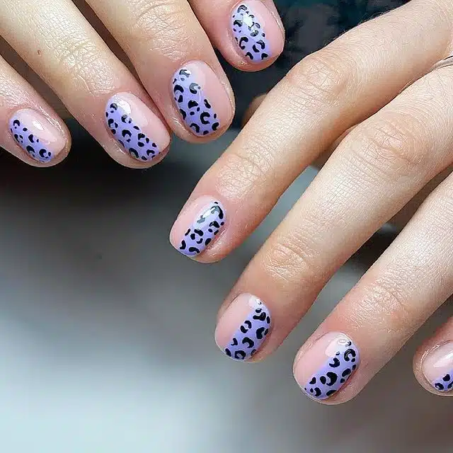 Фиолетовый маникюр с леопардовым принтом на коротких ногтях