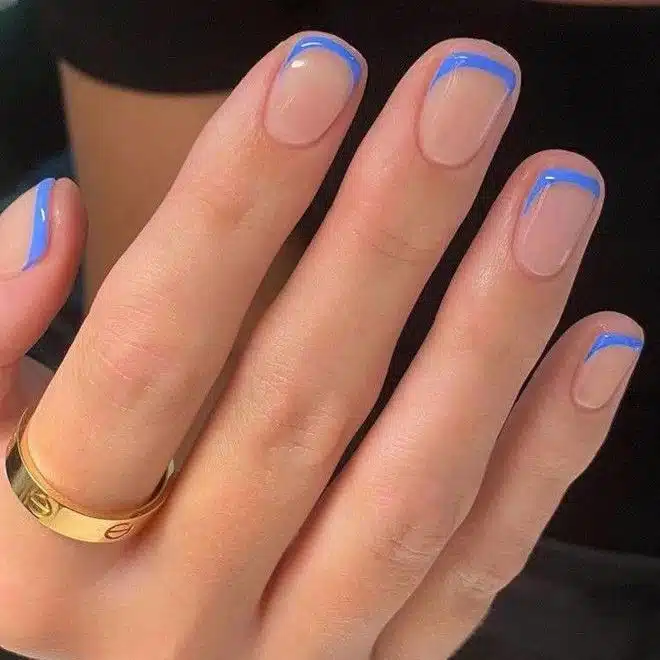 Голубой френч на коротких ухоженных ногтях
