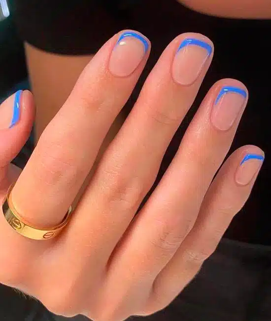Голубой френч на ухоженных квадратных ногтях