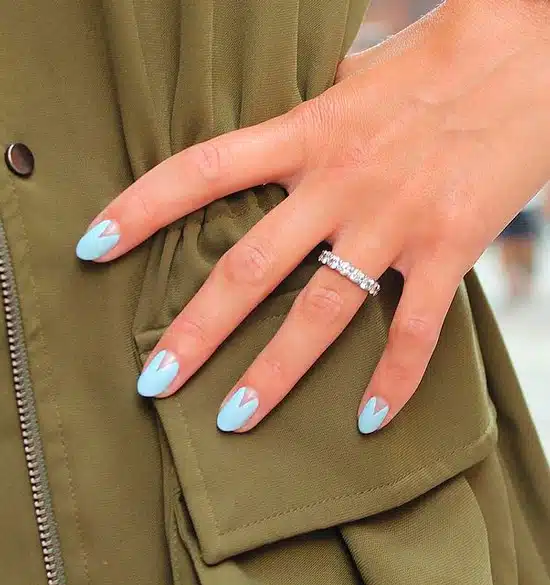 Голубой маникюр на овальных коротких ногтях