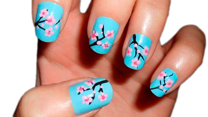 Голубой маникюр с розовыми цветами на ногтях средней длины