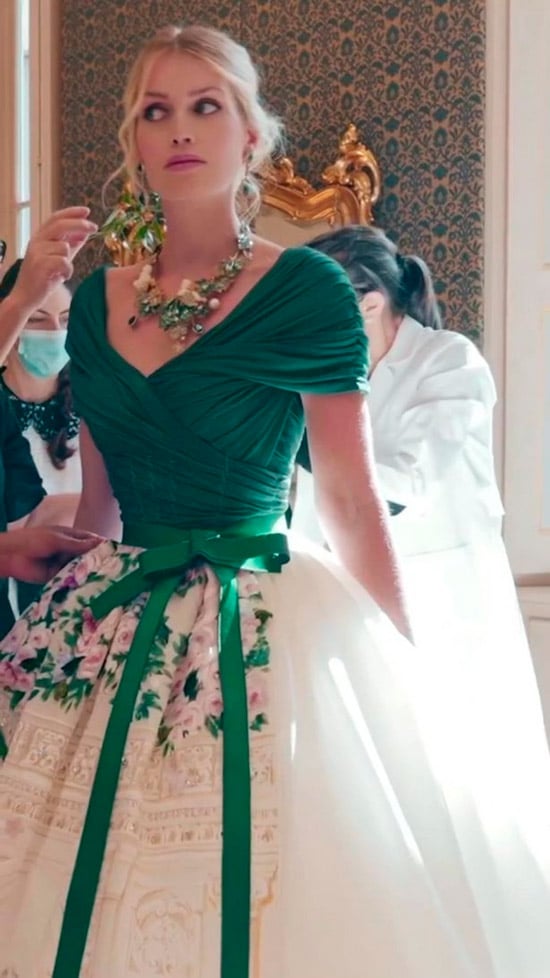 Китти Спенсер в пышном платье с белой юбкой с цветами и зеленым шелковым верхом