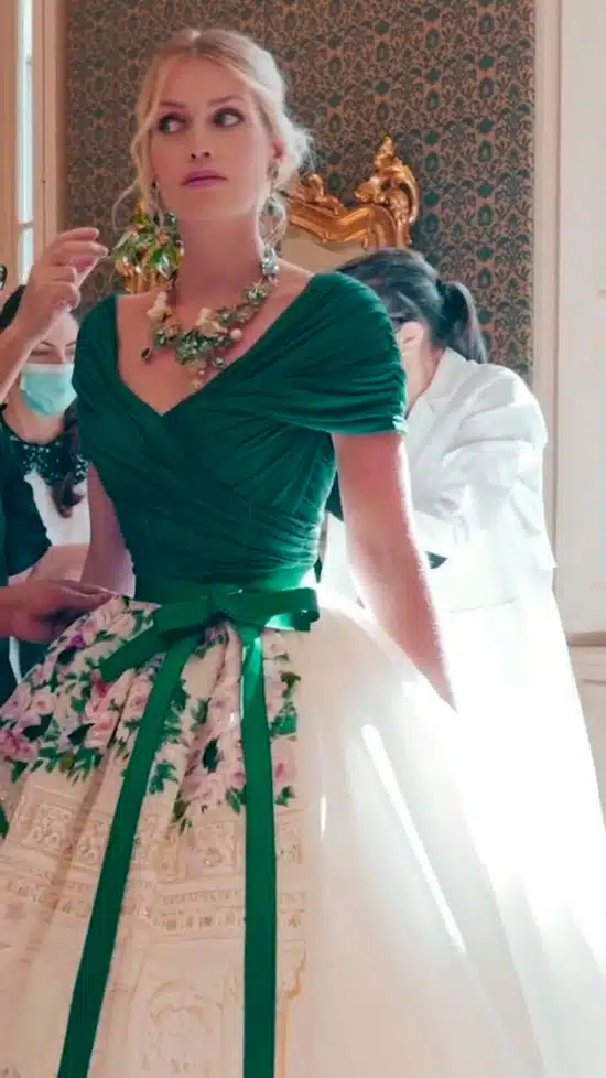 Китти Спенсер в пышном платье с белой юбкой с цветами и зеленым шелковым верхом