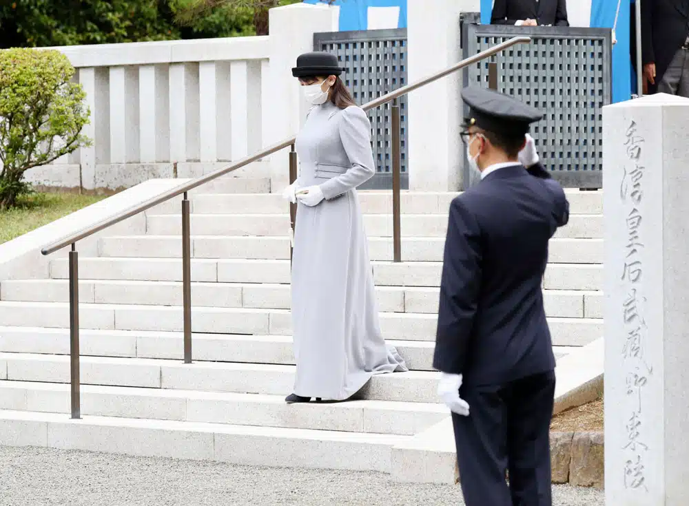 Японская принцесса Мако в длинном сером платье