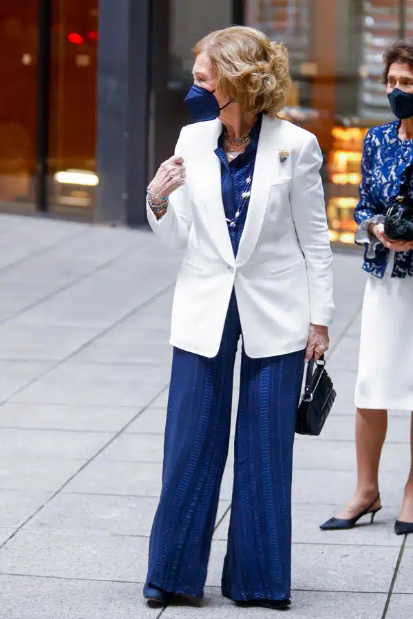 Королева София в синем комбинезоне и белом пиджаке