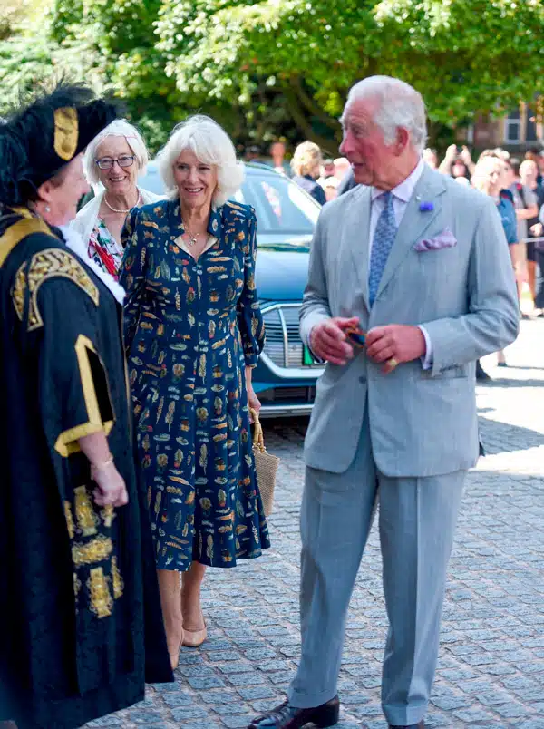 Английская герцогиня Камилла и принц Чарльз посещают собор