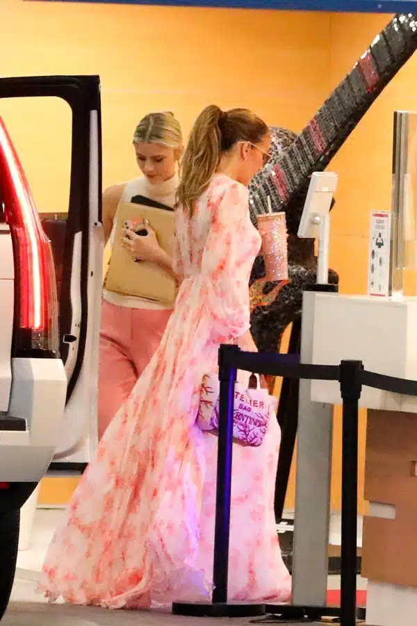 Дженнифер Лопес в розовом платье в пол