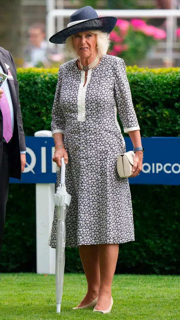 Герцогиня Камилла в простом платье и несочетающихся аксессуарах