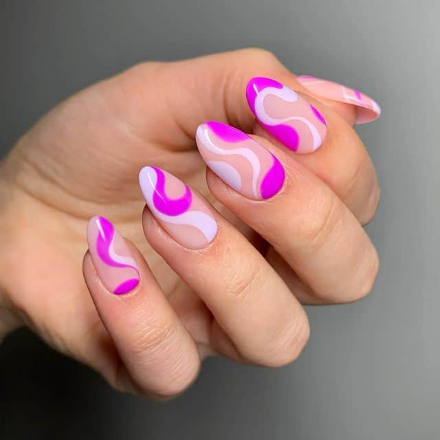 Миндальные ногти с фиолетовым маниюром с завитами
