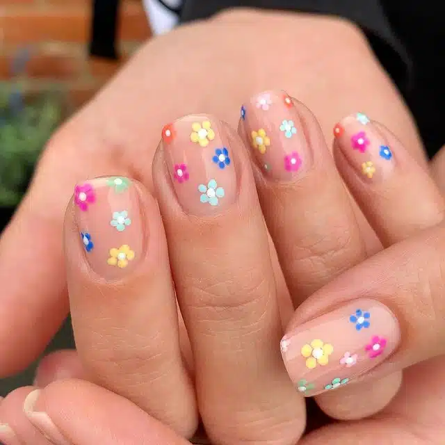 Натуральный маникюр с мелими цветочками на коротких ногтях