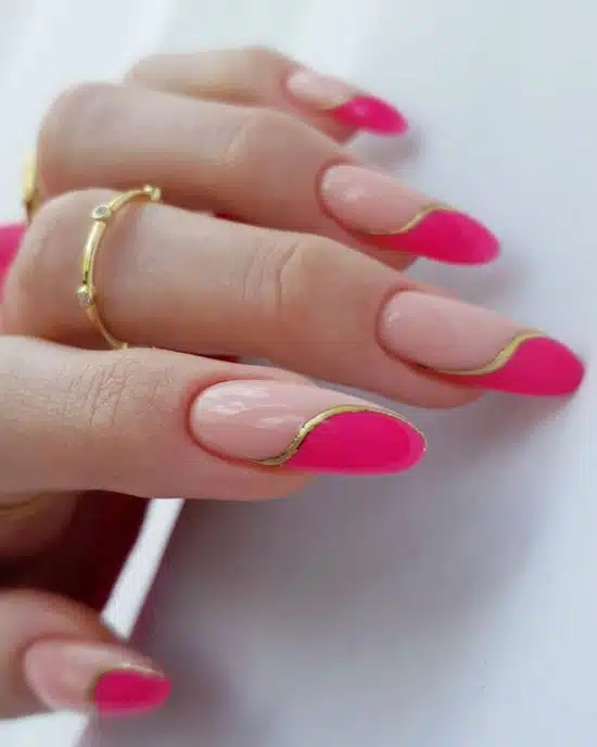Необычный розовый френч с золотой волной на длинных ногтях