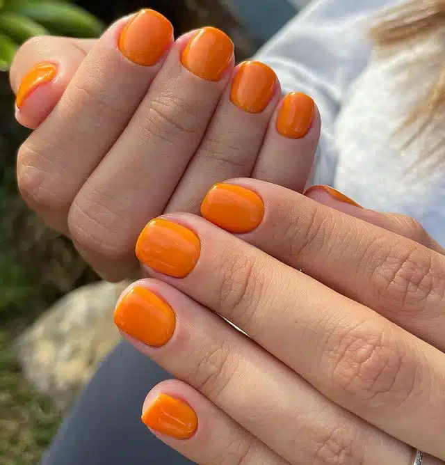 Оранжевый маникюр на коротких квадратных ногтях