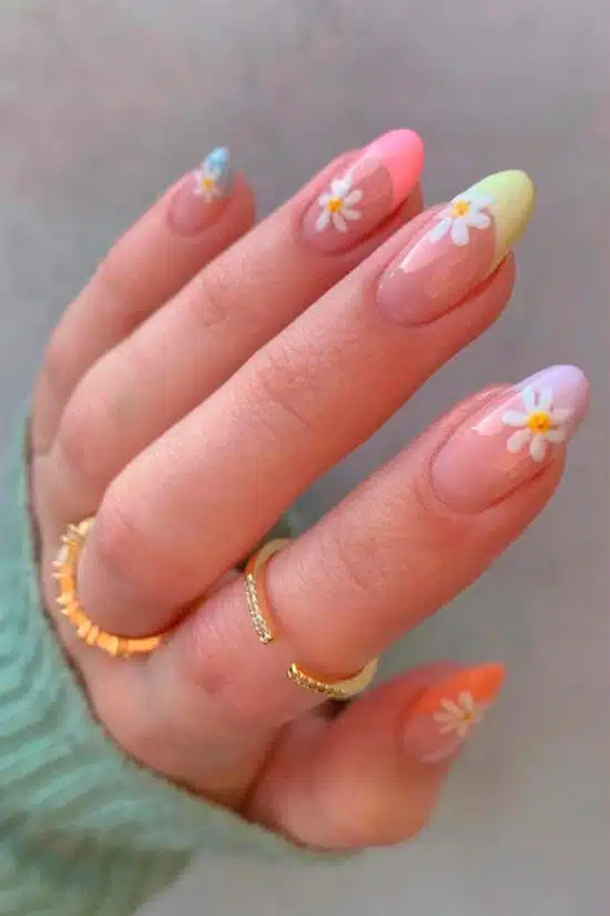 Пастельный френч с цветами на длинных овальных ногтях