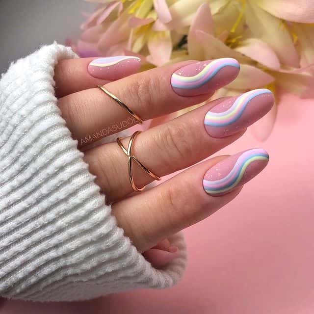 Разноцветные пастельные завитки на овальных длинных ногтях