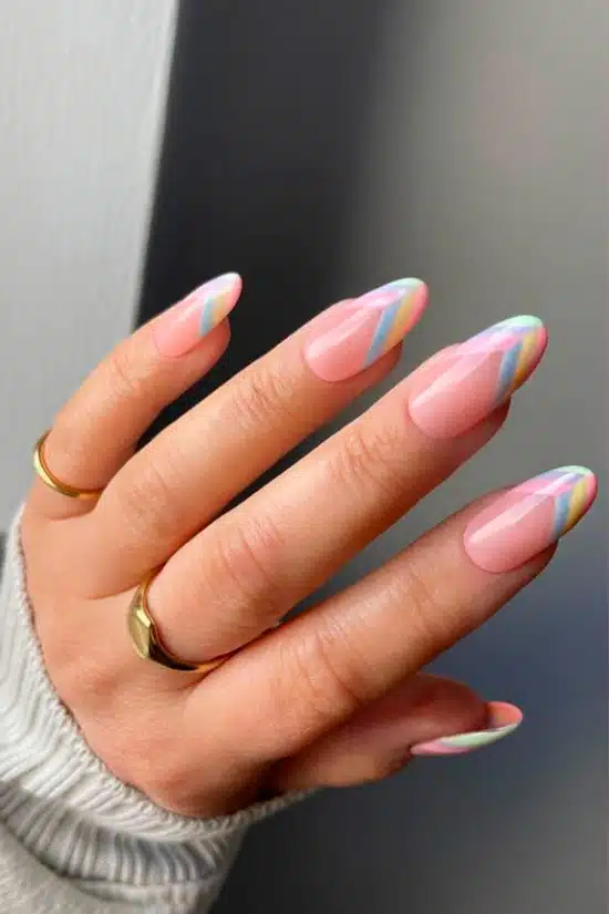Разноцветный френч в пастельных оттенках на длинных овальных ногтях