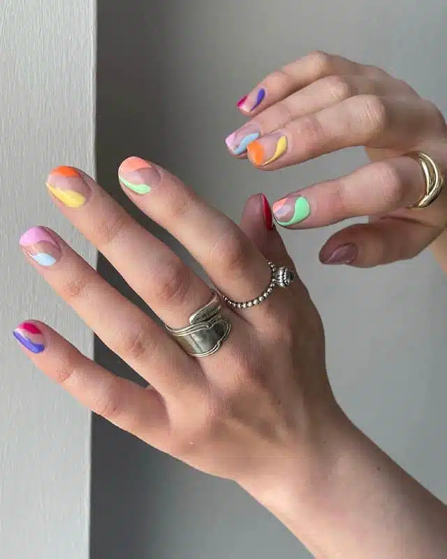 Разноцветный маникюр на коротких квадратных ногтях
