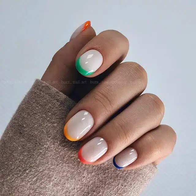 Разноцветный френч на овальных ногтях