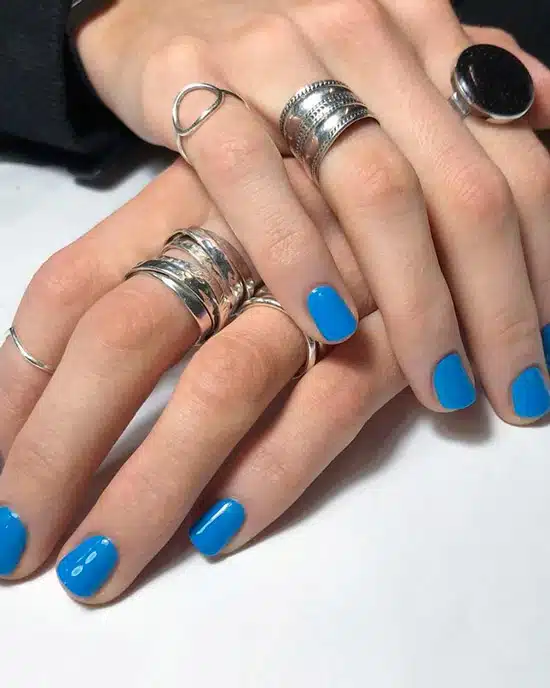 Синий маникюр на коротких натуральных ногтях
