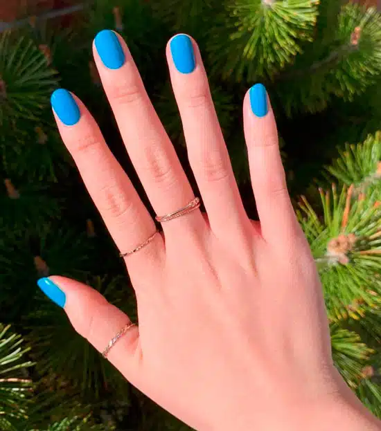 Синий маникюр на овальных коротких ногтях