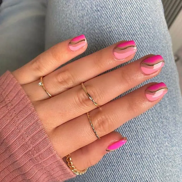 Стильный розовый маникюр с золотой полосой на квадратных ногтях средней длины