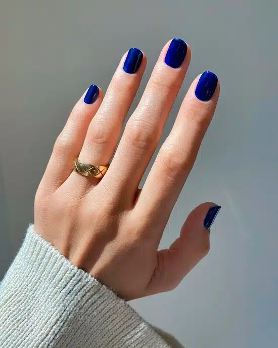 Темно синий маникюр на коротких натуральных ногтях