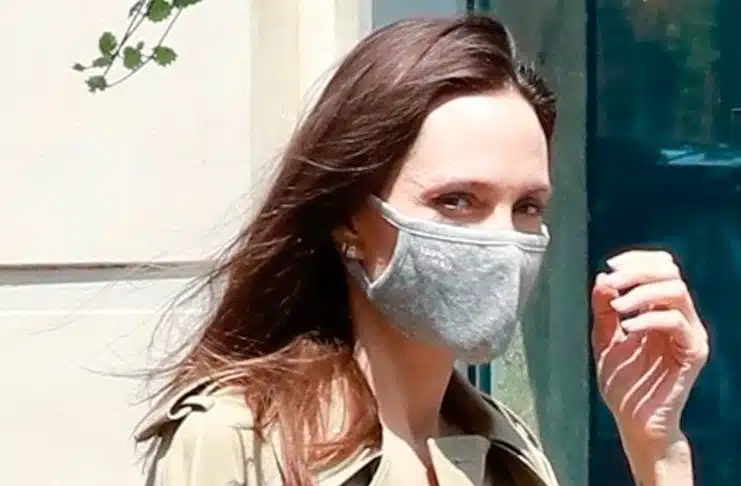 Анджелина Джоли в дорогущем тренче и шлепансах, на фоне слухов о ее новом романе, посетила магазин